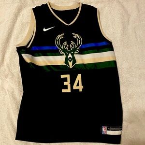 Nike brand. Color black, green and white